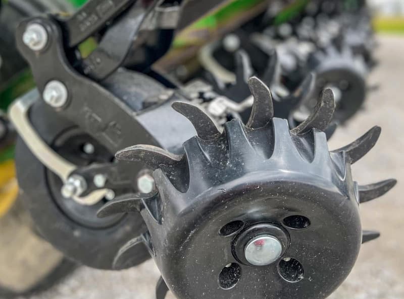 Spiked closing wheels on a planter row unit